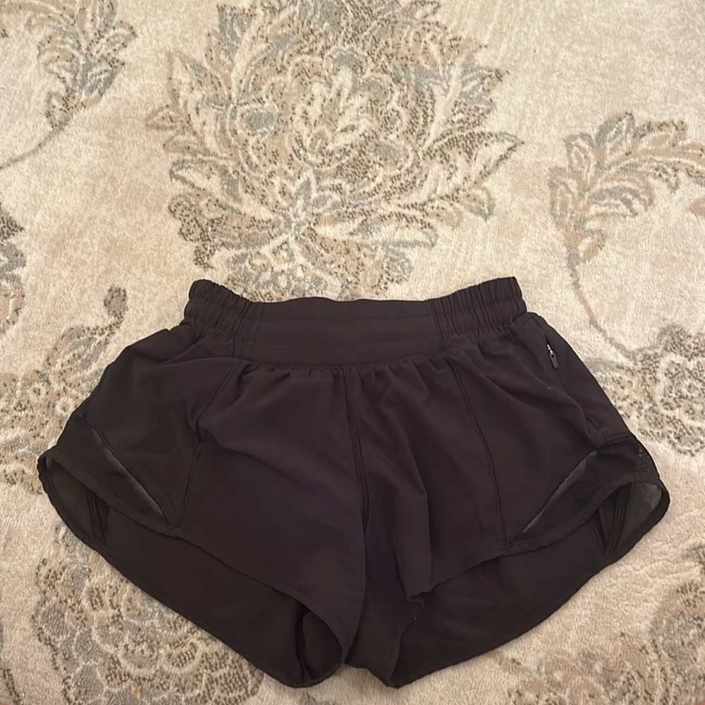 Lululemon Hotty Hot Low-Rise Lined Short 2.5